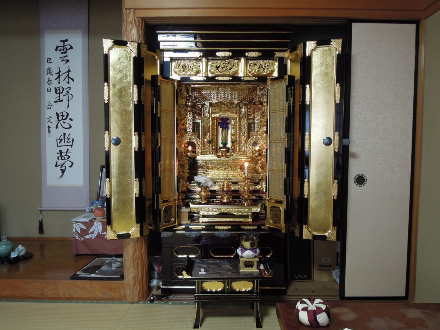 麗光堂のお客様 大切な仏壇の修復完了を喜ばれる記念写真