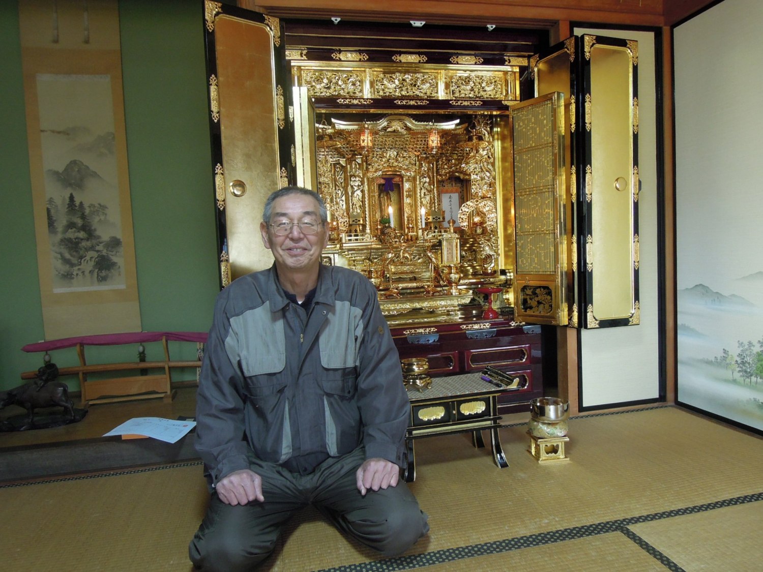 麗光堂のお客様 仏壇修復の仕上がりにご満足の記念写真 三重県