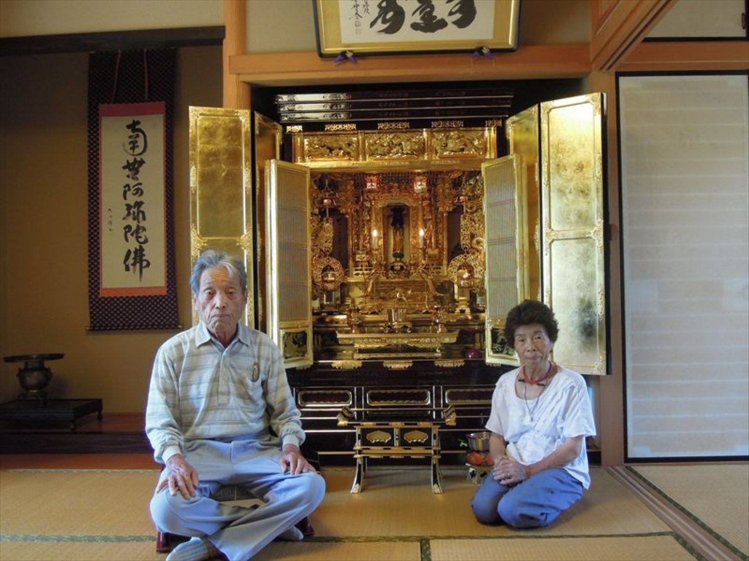 麗光堂のお客様 仏壇の漆塗り直し完了後の記念写真