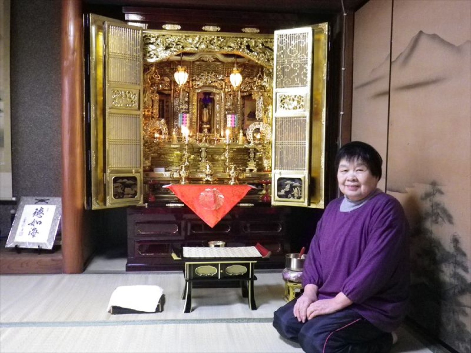 麗光堂のお客様 仏壇修復の美しい仕上がりに感動された記念写真