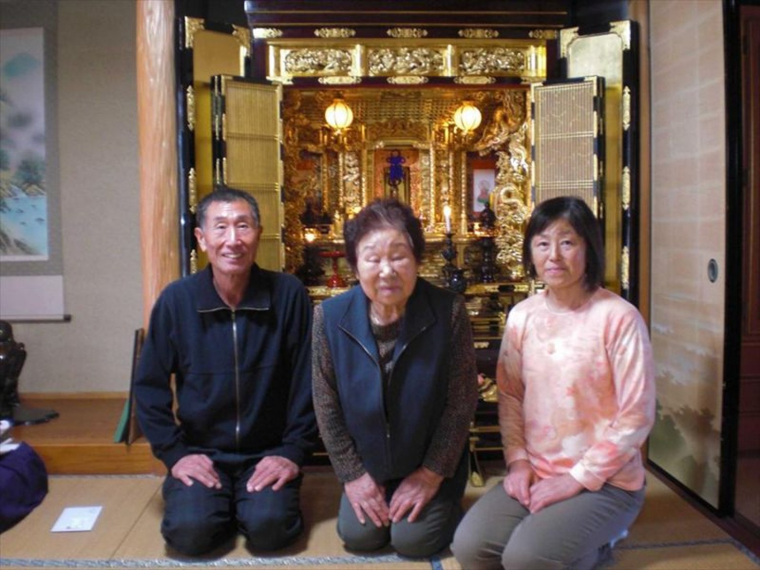 麗光堂のお客様 仏壇の金箔貼り直し完了後の記念写真