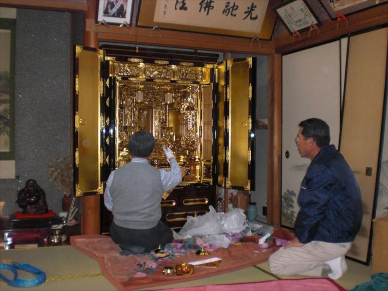 麗光堂のお客様 仏壇修復の納品設置完了時の記念写真