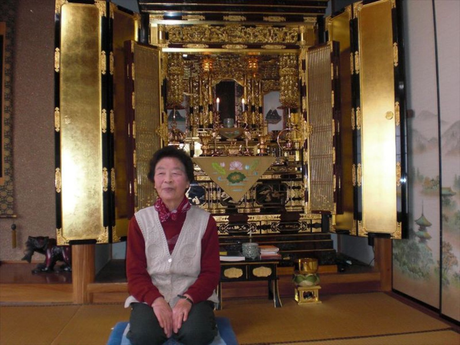 麗光堂のお客様 仏壇クリーニングで輝きを取り戻した記念写真