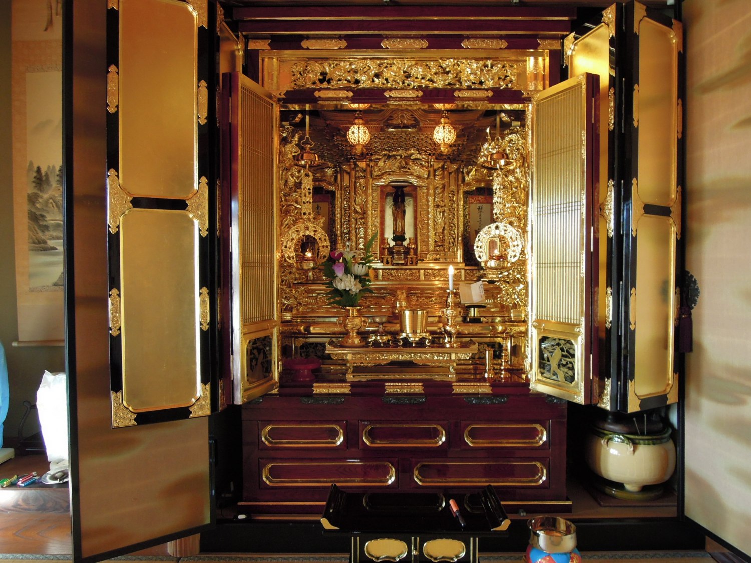 麗光堂のお客様 金仏壇の修復完了後にお喜びの記念写真