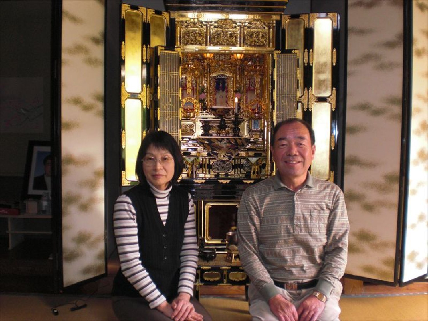 麗光堂のお客様 仏壇修復の高品質な仕上がりに満足の記念写真