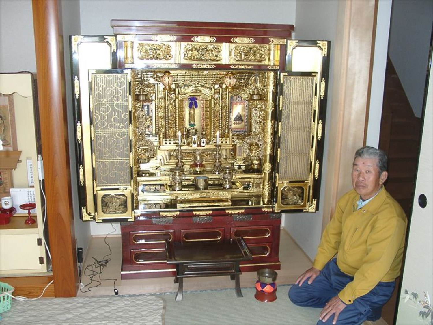 麗光堂のお客様 仏壇修復完了後のお引き渡し記念写真