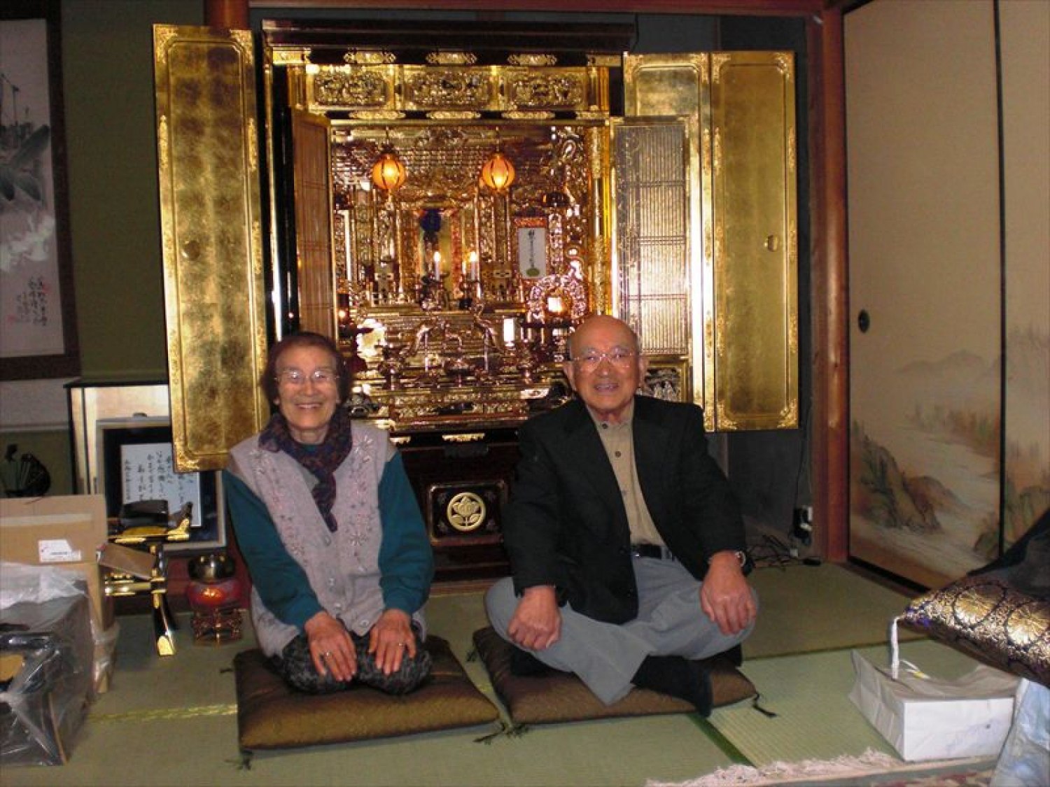 麗光堂のお客様 仏壇修復の職人技にご満足の記念写真