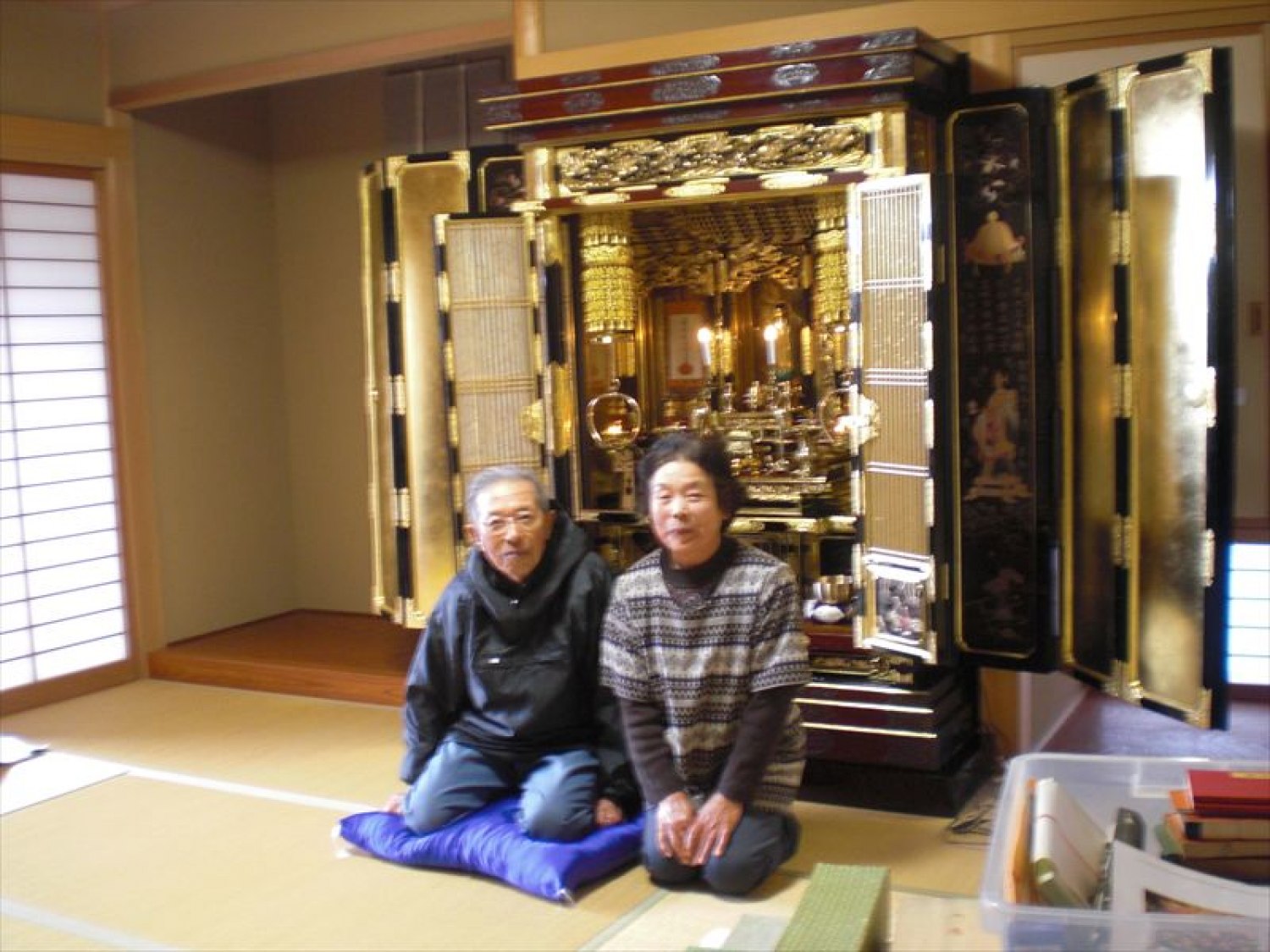 麗光堂のお客様 大切な仏壇の修復をお任せいただいた記念写真