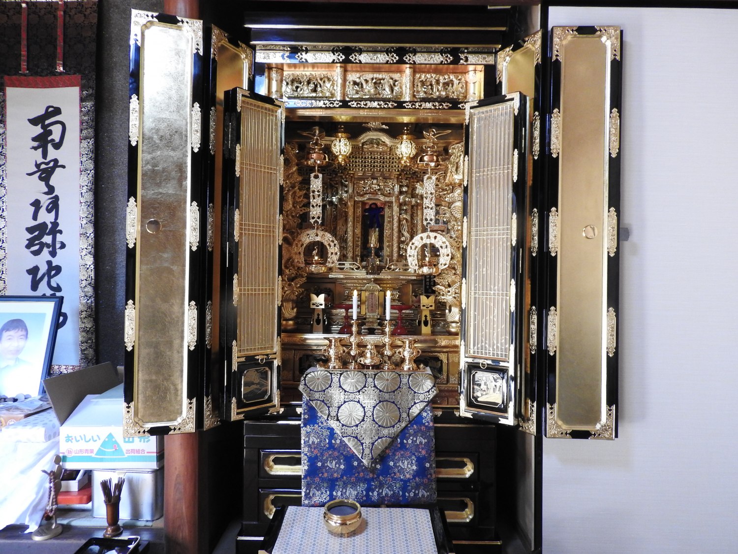 麗光堂のお客様 仏壇修復の仕上がりを確認される記念写真