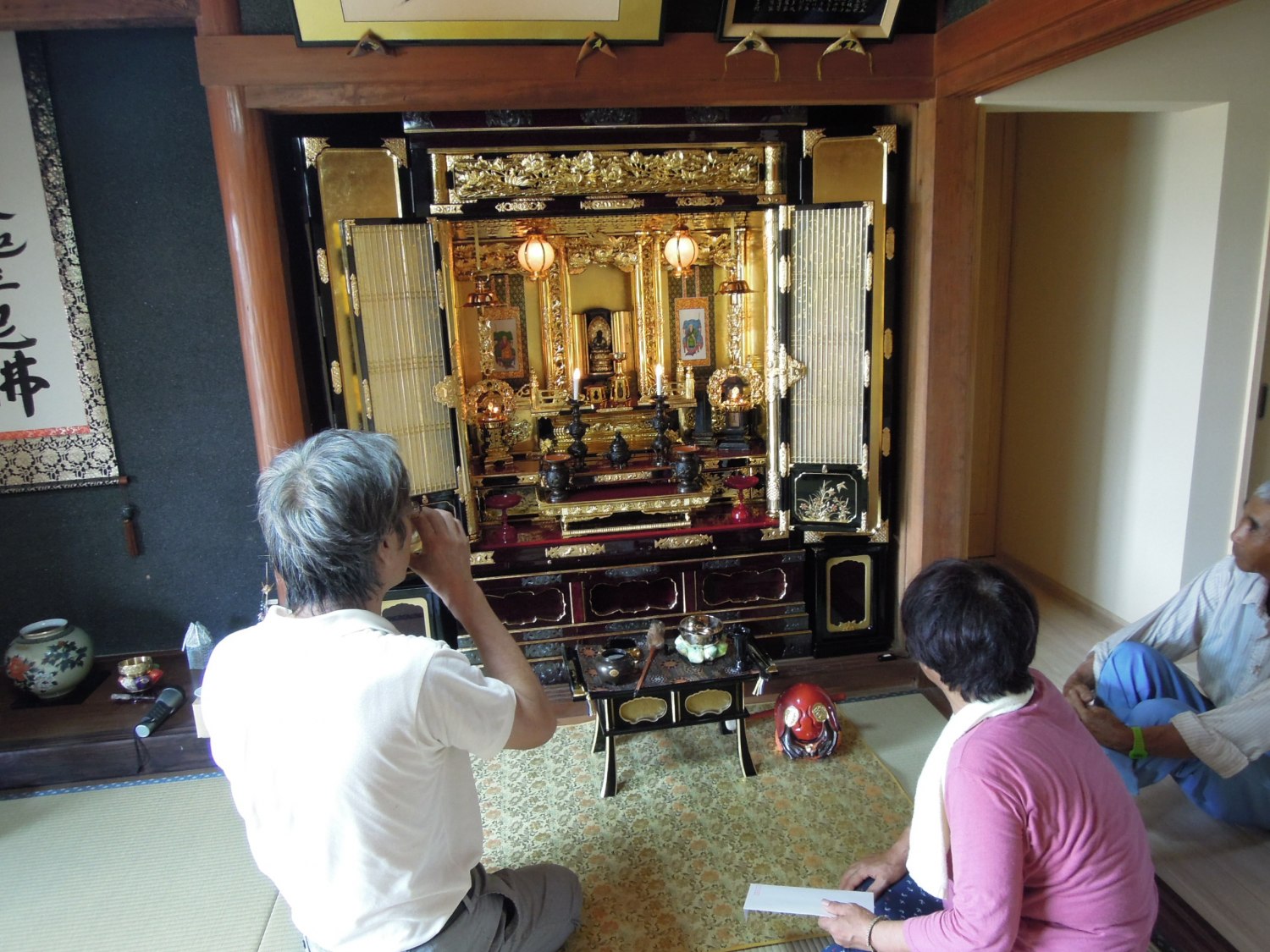 麗光堂のお客様 仏壇修復施工後にお喜びいただいた記念写真